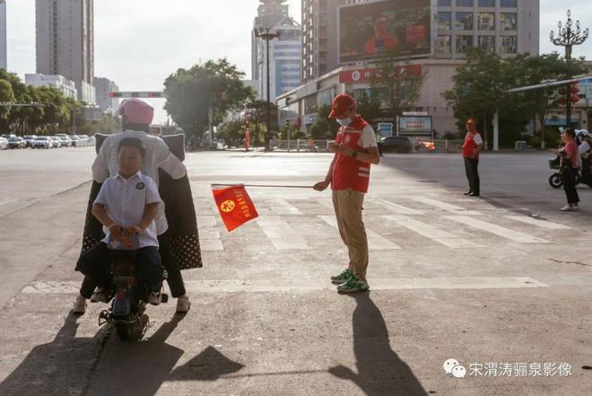 半岛·综合体育下载宋渭涛：街头摄影的实践与技巧心得(图1)