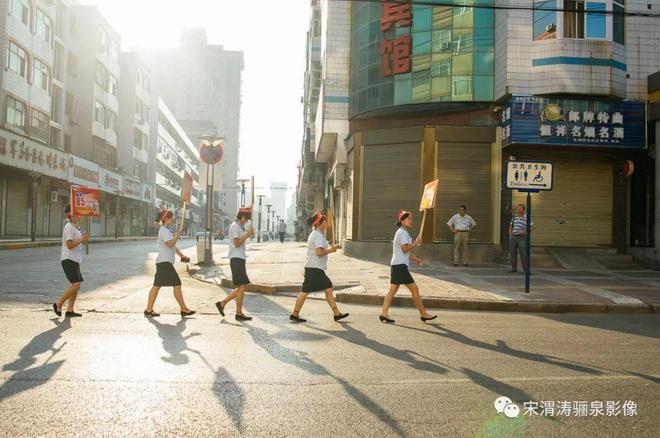 半岛·综合体育下载宋渭涛：街头摄影的实践与技巧心得(图7)